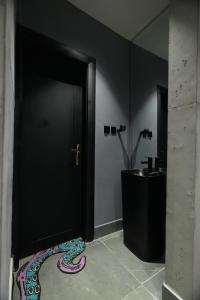 The Concrete Apartment with self check in & banyo