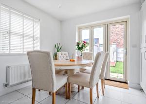 Modern 3-Bed plus Office - Walk to Bicester Village