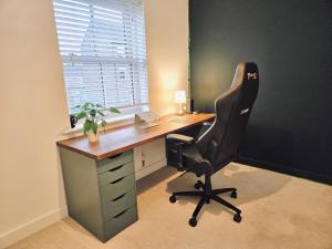 Modern 3-Bed plus Office - Walk to Bicester Village