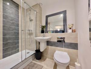 Modern 2-Bed Ground-Floor Flat with Private Terrace