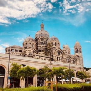 Spacious & bright apartment Joliette district