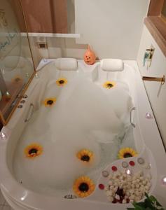 1 king BR Jacuzzi studio 5Min to cairo airport apartment