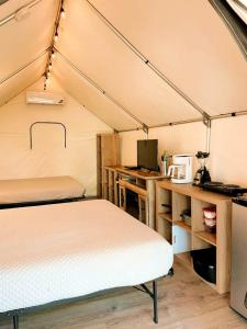 Gorgeous Glamping Site on the San Marcos River: Family-Friendly Safari Tent near Kingsbury, Texas