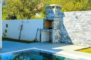 Villa-Sleeps 8-Parking-Pool-Bbq