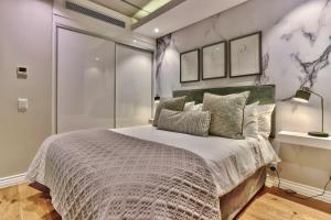 Docklands Sunny Waterfront facing Jewel