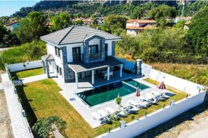 Villa-Sleeps 8-Parking-Pool-Bbq