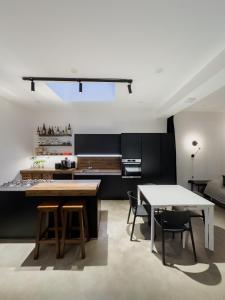Loft Miyabi - Urban Retreat with Private Parking
