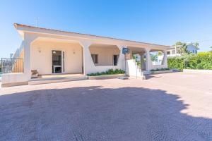 Villa Fontane Bianche with pool