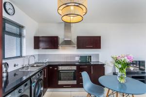 Knightsbridge 702W by CTHA