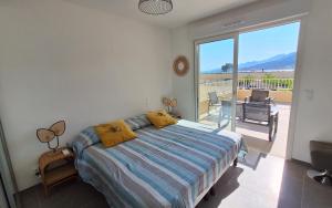 Apt 4 pers -comforts - sea and mountain view