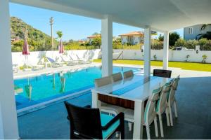 Villa-Sleeps 8-Parking-Pool-Bbq