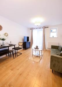 2BR Hemel Stay Pet Friendly for Families & Contractors with Private Backyard, Free Parking and Wi-Fi