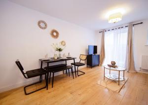 2BR Hemel Stay Pet Friendly for Families & Contractors with Private Backyard, Free Parking and Wi-Fi