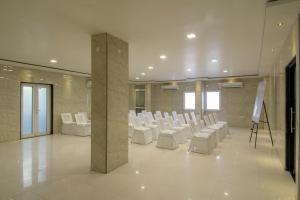 Hotel Metropolitan Near Sindhi Camp