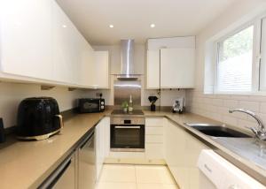 Summer 2BR Home with Garden, Free Parking & Fast WiFi for Work & Family