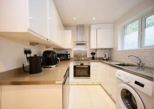 2BR Hemel Stay Pet Friendly for Families & Contractors with Private Backyard, Free Parking and Wi-Fi