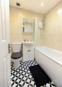 2BR Hemel Stay Pet Friendly for Families & Contractors with Private Backyard, Free Parking and Wi-Fi