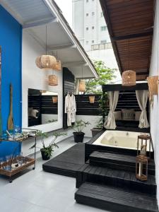 Pousada Flat com jacuzzi privativa aquecida 300 m da Praia e Roda Gigante