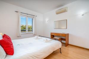 Pool view apartment in marina #1976