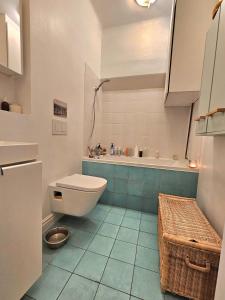 Modern Apartment with Fast WiFi Close to City Center & Stadium