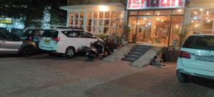 ishaan resorts near mall road 10 min walk and big parking