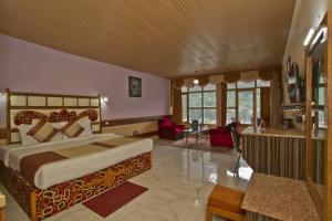 ishaan resorts near mall road 10 min walk and big parking