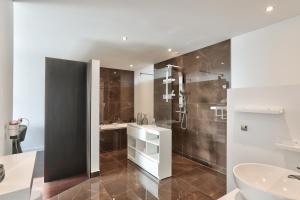 Stunning 3BR flat with parking 500m from the beach