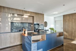 Stunning 3BR flat with parking 500m from the beach