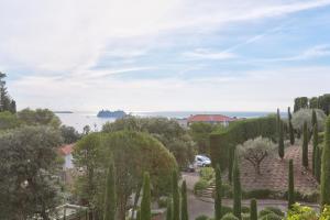 Stunning 3BR flat with parking 500m from the beach