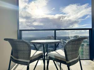 Beauty in the Sky- 1BR Apt Opposite Central Market