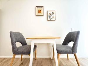 Beauty in the Sky- 1BR Apt Opposite Central Market