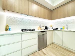 Beauty in the Sky- 1BR Apt Opposite Central Market