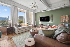 Vintage Vibe Flat - Pool, Gym, Game & Movie Rm, Free Valet