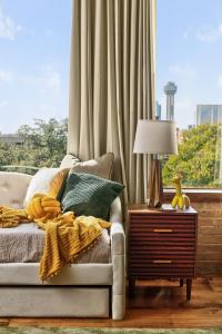 Vintage Vibe Flat - Pool, Gym, Game & Movie Rm, Free Valet