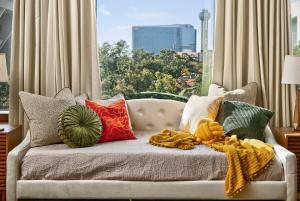 Vintage Vibe Flat - Pool, Gym, Game & Movie Rm, Free Valet