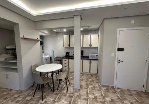 C186 Apartamento de 1 quarto no centrinho de Canasvieiras a 200m da praia