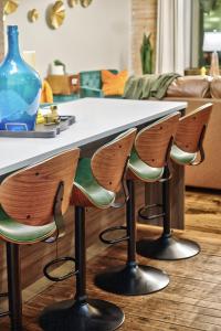 Vintage Vibe Flat - Pool, Gym, Game & Movie Rm, Free Valet