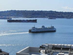 1 Block to Pike Place Market Balcony Water View