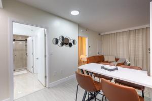 Modern Unit w Themed Room, Full Kitchen and Prime Location