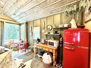 Couples Cottage - Serene Getaway