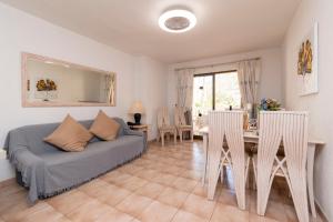 Wonderful 2 Bedroom Apartment Communal Heated Pool