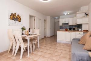 Wonderful 2 Bedroom Apartment Communal Heated Pool