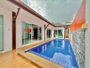 Chic 2-Bed Pool Villa Steps from Chaweng Beach