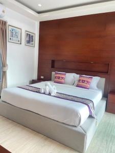 Chic 2-Bed Pool Villa Steps from Chaweng Beach