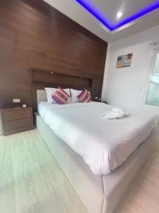 Chic 2-Bed Pool Villa Steps from Chaweng Beach