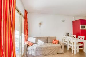 Flat With Swimming Pool Near The Beach