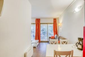 Flat With Swimming Pool Near The Beach