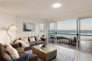 Beachfront Oasis 2BR Pool, Spa, Parking and Views