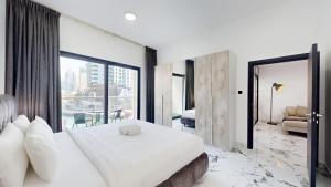 Vacationer Holiday Homes l Lux 2 Bedroom Apartment with Marina & Skyline View Prime Location