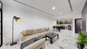 Vacationer Holiday Homes l Lux 2 Bedroom Apartment with Marina & Skyline View Prime Location